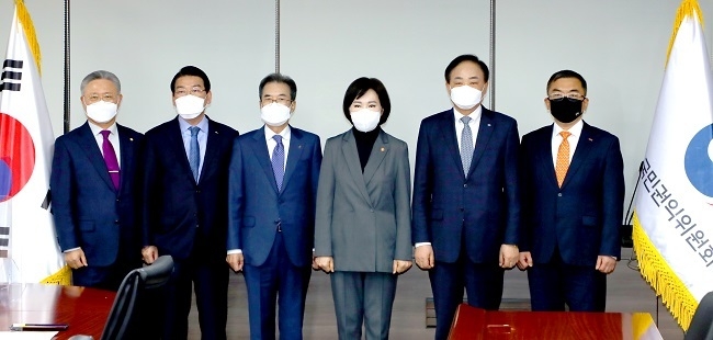 전현희 국민권익위원회 위원장(오른쪽 세번째)이 11일 정부서울청사에서 열린 농·임·축·수산 유관단체 대표자 간담회에서 참석자들과 기념촬영을 하고 있다.
