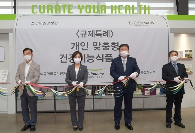 풀무원건강생활은 지난해 7월 10일 서울 송파구 올가홀푸드 방이점에서 국내 1호 개인 맞춤형 건강기능식품 매장 '퍼팩' 오픈식을 갖고 국내 최초 개인 맞춤형 건강기능식품 브랜드 '퍼팩'(PERPACK)을 론칭했다.