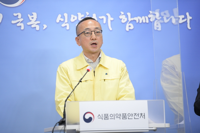 김상봉 식품의약품안전처 국장이 18일 오후 충북 청주시 질병관리청 브리핑실에서 국내 첫 허가를 앞둔 신종 코로나바이러스 감염증(코로나19) 항체치료제인 셀트리온 치료제의 검증 결과를 발표하고 있다. 
