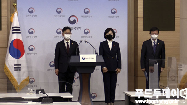 19일 정부서울청사 별관, 왼쪽부터 김현수 농림축산식품부 장관, 전현희 국민권익위원장, 문성혁 해양수산부 장관