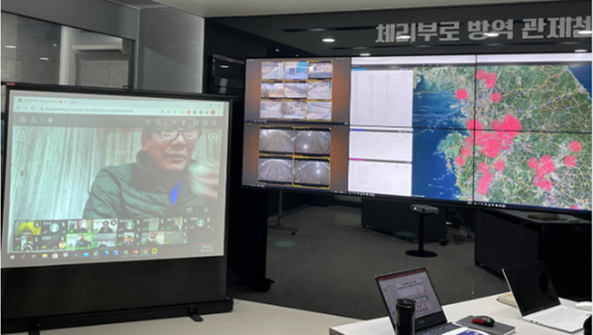 농가와 영상회의하는 장면.