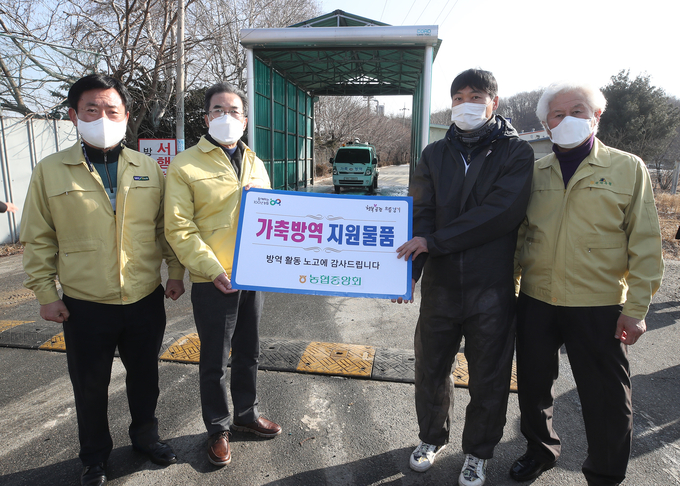 이성희 농협중앙회장은 1월 3일 조류인플루엔자(AI)확산방지를 위해 경기도 평택시 안중읍 소재에 AI 거점소독시설을 찾아 AI 방역현황 및 현장 운영실태를 확인하고 관계자들을 격려했다.