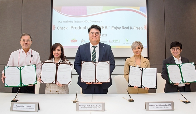 좌측부터 시티프레쉬 CEO Sithisak, 푸드갤러리 CEO Jaruwan, aT 방콕지사 이주용 지사장, 나바탄 월드푸르츠 CEO Veerinphorn, 바차몬 푸드 CEO Wipavee 