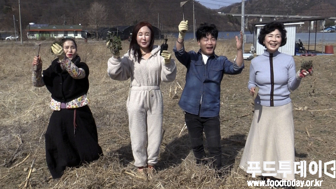 오른쪽부터 구재숙 뉴시니어, 조재권 가수, 청이 가수, 이재숙 뉴시니어
