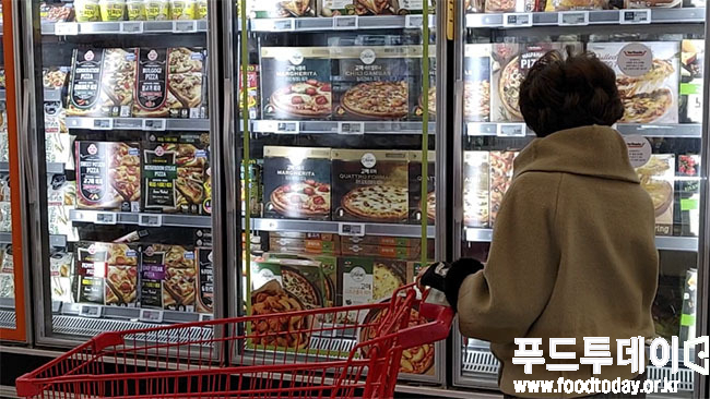 서울의 한 대형 마트에서 시민이 냉동피자를 고르고 있다.