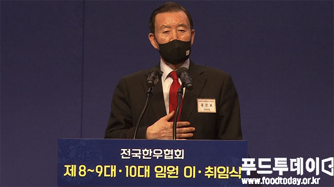 홍문표 국회의원이 축사를 하고있다.