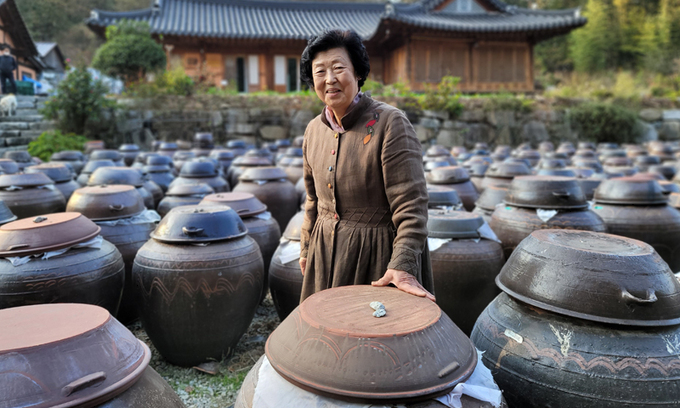 기순도 명인. 기순도 명인은 5년 이상 숙성시킨 간장인 진장을 만드는 비법을 이어받아 2008년에 전통식품 명인 제35호에 선정됐다.