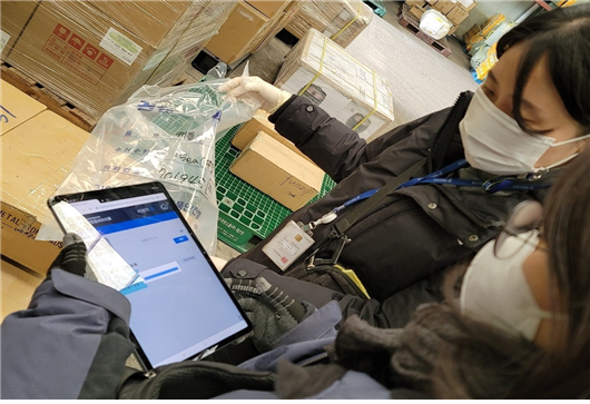 테블릿으로 수거검체 및 수거증 확인