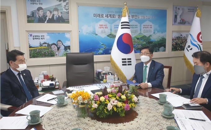 부안군청 방문 현장 - aT 김춘진 사장(가운데), 권익현 부안군수(좌측), aT 윤영배 농식품거래소장(우측)