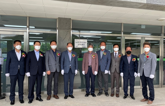 농협경제지주와 거창축협은 10일 장기체류형 실습교육과정인 '농협 한우전문교육센터' 개소식 및 1기 입교식을 개최했다. 개소식 현판 기념사진(사진 좌측 4번째 김태환 대표이사, 5번째 최창열 거창축협 조합장)