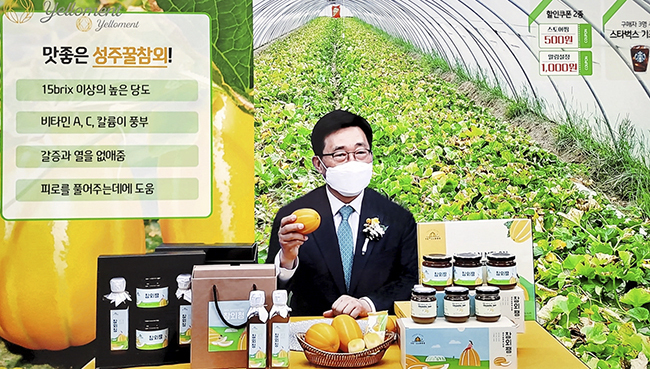 5월 12일 aT 스튜디오 개소식에서 김춘진 사장이 라이브방송 시연중이다.