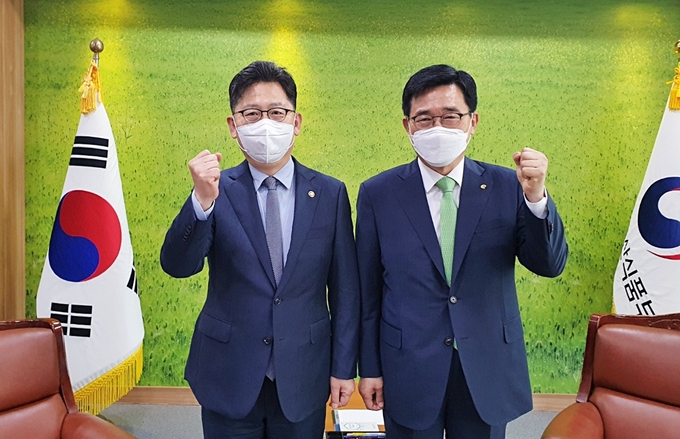 농림축산식품부 방문 현장. aT 김춘진 사장(우측), 농림축산식품부 김현수 장관(좌측)
