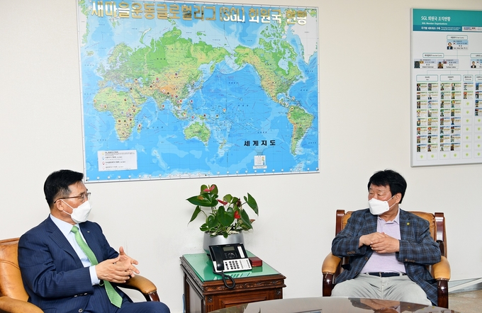 한국농수산식품유통공사 김춘진 사장(좌측)이 30일 새마을운동 중앙연수원을 방문해 염홍철 원장(우측)과 저탄소 식생활 문화 확산을 위한 협력방안을 논의하고 있다.