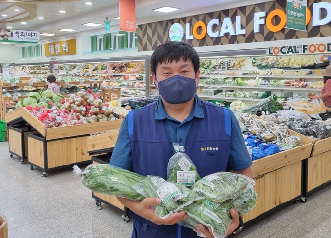 담양농협 김필수 로컬푸드 담당팀장이 친환경 포장재에 담긴 판매상품을 들어 보이고 있다.