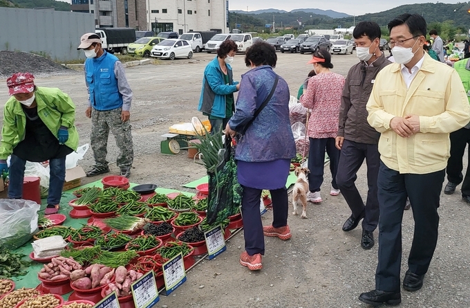 안성농업인 새벽시장 방문한 한국농수산식품유통공사 김춘진 사장(우측 첫번째)