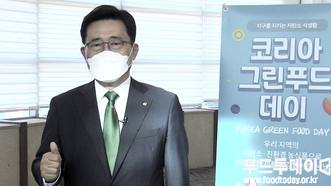 김춘진 한국농수산식품유통공사 사장이 푸드투데이와 인터뷰 하고 있다.