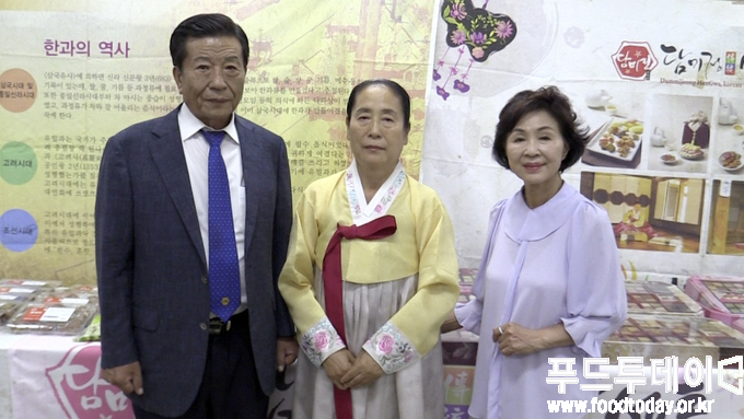 왼쪽부터 이광범 전통식품협회장, 이인숙 담미정 한과 대표, 구재숙 뉴시니어
