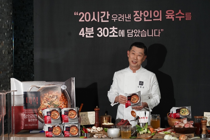 14일 서울 강남구 논현동 하림타워에서 열린 ‘The미식 장인라면' 출시 미디어 데이에서 김홍국 하림그룹 회장이 라면을 직접 끓여 참석자들에게 선보이고 있다. 
