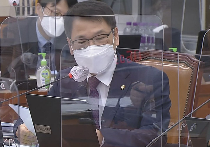 지난 8일 서울 여의도 국회에서 열린 복지위 식약처 국정감사에서 이종성 의원이 김강립 식약처장에게 질의를 하고 있다.(국회의사중계 화면 갈무리)