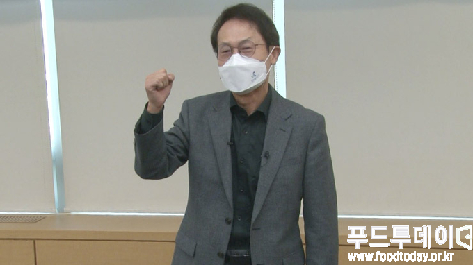 조희연 서울특별시 교육청 교육감이 인터뷰를 마치며 '파이팅'을 외치고 있다.