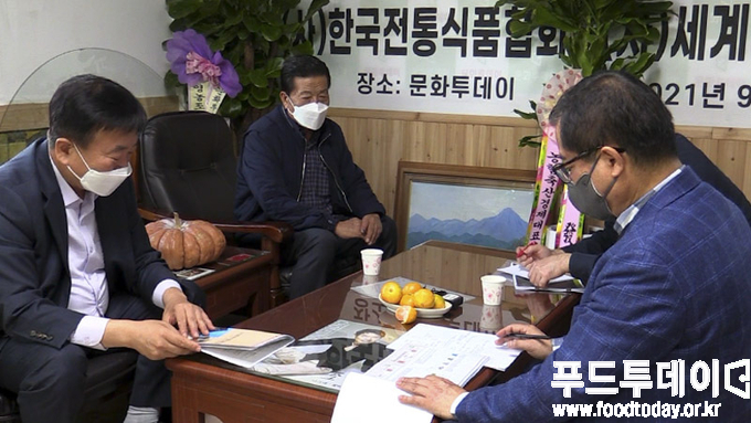 정경화 충청북도 농정국장(왼쪽) 과 이광범 한국전통식품협회장(가운데) 이 영동군의 '와인산업' 에대해 이야기 나누고 있다.