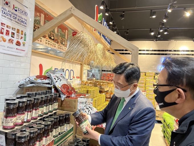 한국농수산식품유통공사 김춘진 사장(좌측)이 미국 대형유통매장 K-FOOD 판촉 행사 현장을 방문해 둘러보고 있다.
