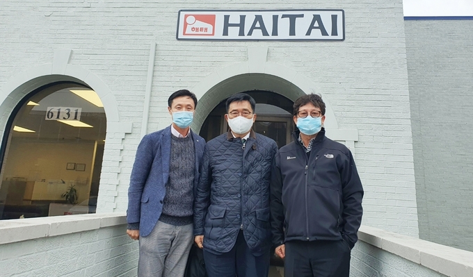 한국농수산식품유통공사 김춘진 사장(가운데), Haitai Global Inc 심재국 대표(우측)