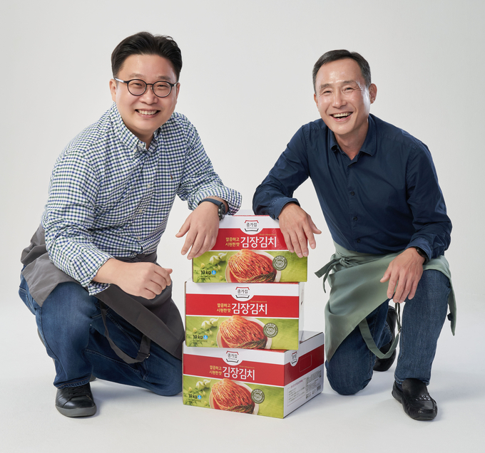 대상(주) 종가집 '김치 감동 나눔 캠페인'_(좌) 서경덕 교수 (우) 대상 식품사업총괄 박용주 사장
