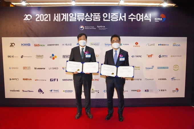 최우영 동원F&B 식품부문장(우)과 송종선 동원시스템즈 해외사업부장(좌)이 18일 ‘2021 세계일류상품 인증서 수여식'에 참석해 기념사진을 촬영하고 있다.