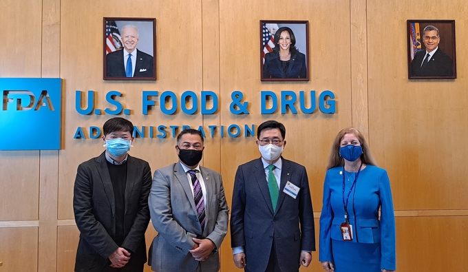 FDA 서부지역본부 방문 현장(한국농수산식품유통공사 김춘진 사장(우측 2번째), 댄 솔리스 부청장(좌측 2번째))