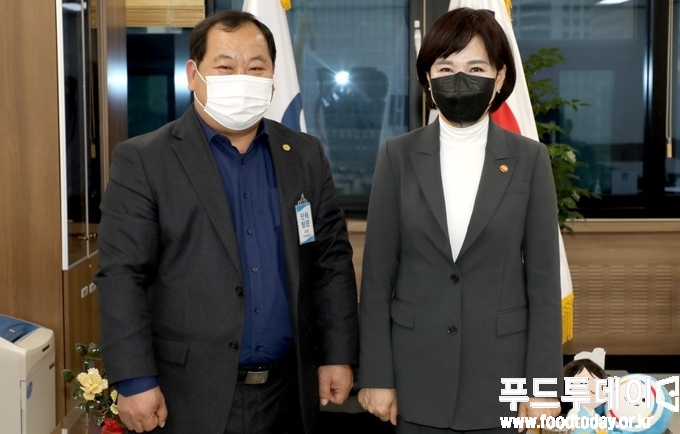 전국한우협회 김삼주 회장은 30일 국민권익위원회 전현희 위원장을 만나 청탁금지법 개정안 통과를 위한 협조를 요청했다.(좌측 김삼주 한우협회장, 우측 전현희 국민권익위원장)