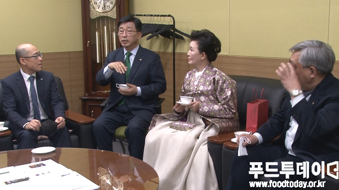 김춘진 한국농수산식품유통공사 사장은 ‘농수산식품 수출 100억 달러 달성 기념행사’ 후 사무실에서 유공자들과 차담회를 가졌다.