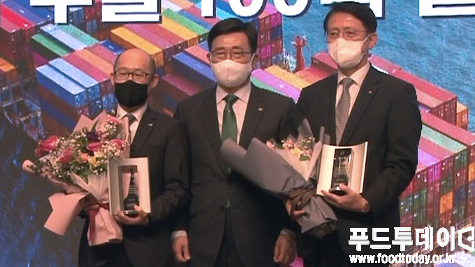 (좌측부터) 김신 HMM 상무, 김춘진 한국농수산식품유통공사 사장, 엄재동 대한항공 전무