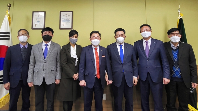 한국농수산식품유통공사 김춘진 사장(우측3번째), 세계한인무역협회 장영식 회장(우측4번째), 세계한인무역협회 노성희 부회장(좌측3번째)