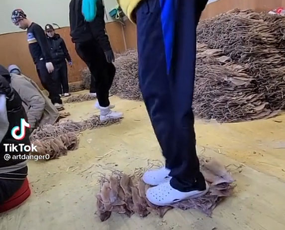 건조 오징어를 만들면서 발로 밟는 모습. 온라인커뮤니티 캡쳐