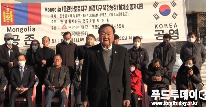 <strong>박준홍 한·몽 황사방지 연구소 총재 가 푸드투데이와 인터뷰하고 있다.</strong>