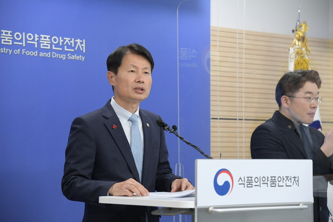 김강립 식품의약품안전처장이 12일 충북 청주시 식약처 회의실에서 미국 제약사 노바백스가 개발한 코로나19 백신 ‘뉴백소비드’ 허가 최종점검위원회 회의 결과를 발표하고 있다. 