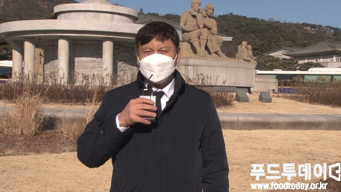<strong>이은만 한국농축산연합회장이 푸드투데이와 인터뷰 하고 있다.</strong>