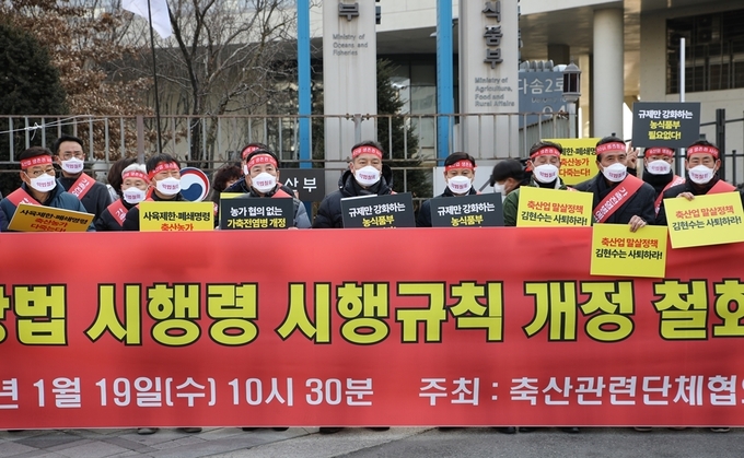 기자회견을 진행 중인 축산관련단체협의회(왼쪽부터 김상근 한국육계협회 회장, 이민영 대한한돈협회 충북도협의회장, 이승호 축산관련단체협의회 회장(한국낙농육우협회장), 손세희 대한한돈협회장, 이은만 한국농축산연합회장, 이홍재 대한양계협회장)