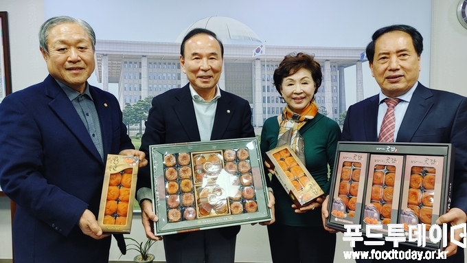 왼쪽부터 이홍기 대양영농협동조합 대표 , 박덕흠 국회의원, 구재숙 뉴시니어 사장, 정태형 영동군 영사모 회장 