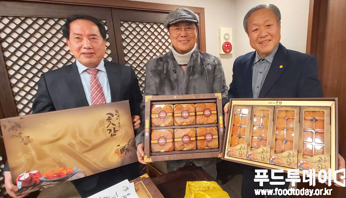 왼쪽부터 정태형 영동군 영사모 회장 , 남진 국민가수, 이홍기 대양영농협동조합 대표 가 영동 곶감을 들고 있다.