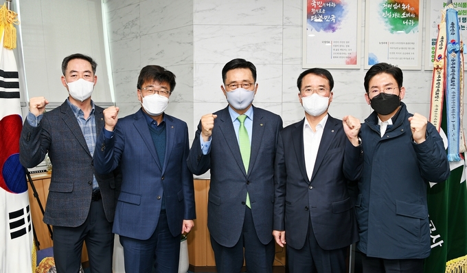 한국농수산식품유통공사 김춘진 사장은 24일 나주 본사에서 농협경제지주 최선식 도매유통본부장을 만나 국내 김치산업 육성 및 수출 확대를 위한 협력 방안을 논의했다.. 김춘진 한국농수산식품유통공사 사장(좌측3번째), 최선식 농협경제지주 도매유통본부장(우측2번째) 