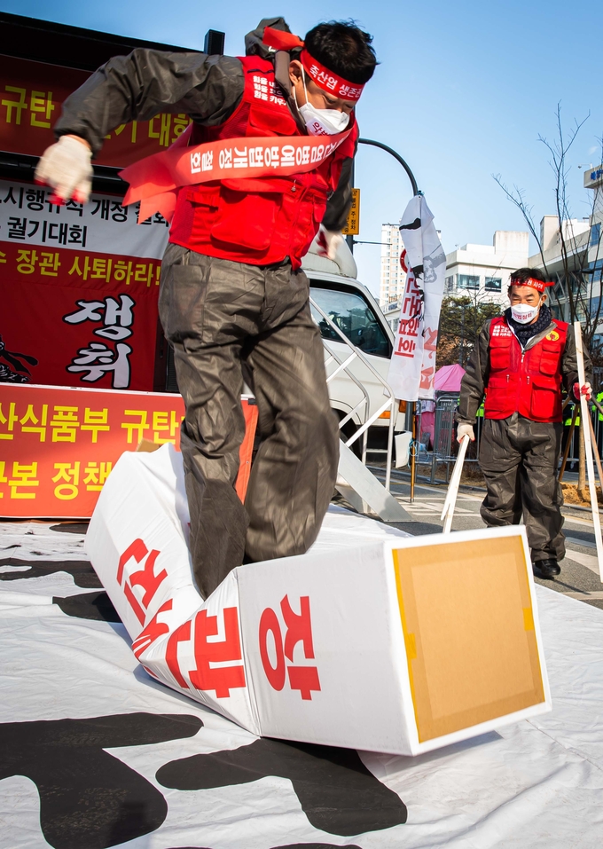 조상덕 대한한돈협회 논산지부장이 가축전염병예방법 개정안을 강력 규탄하며 상징물을 격파하고 있다