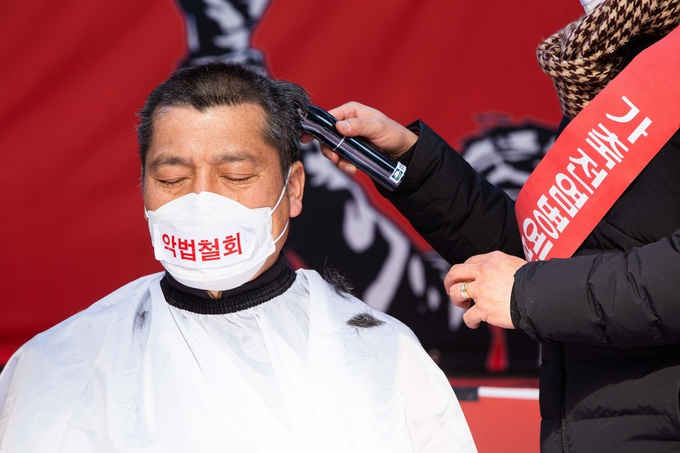 손세희 대한한돈협회 회장이 가축전염병예방법 개정안 즉각 철회를 촉구하는 삭발식을 진행하고 있다.
