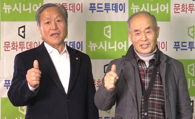 왼쪽부터 <strong>이홍기 한국농업경영인중앙연합회 초대회장과 정명채 한국농촌복지연구원 이사장, 푸드투데이 스튜디오에서 농업회의소 법에 대해서 이야기 나누고 '농업은 생명산업'이라고 외치고 있다.</strong>