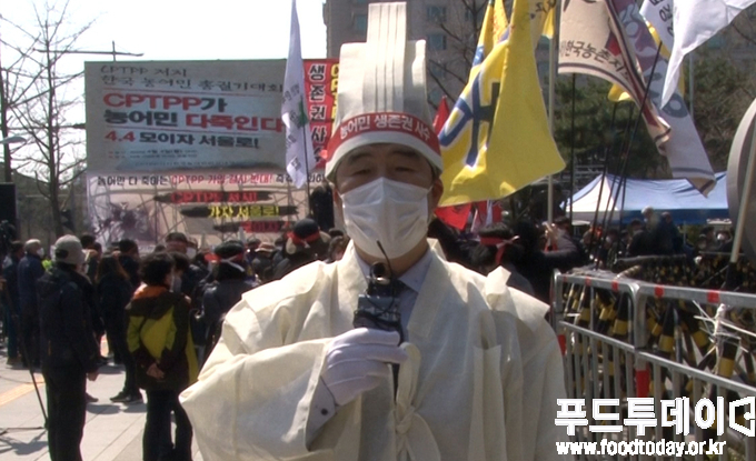 김성호 한국수산업경영인 중앙연합회장이 푸드투데이와 인터뷰 하고 있다.