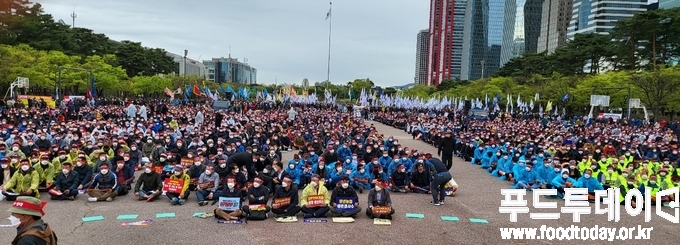 13일 여의도 공원에서 'CPTPP(포괄적·점진적 환태평양경제동반자협정) 저지를 위한 전국농어민대회'
