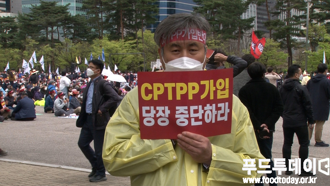 <strong>원용덕 한국신지식농업인중앙회장이 푸드투데이와 인터뷰하고 있다.</strong>