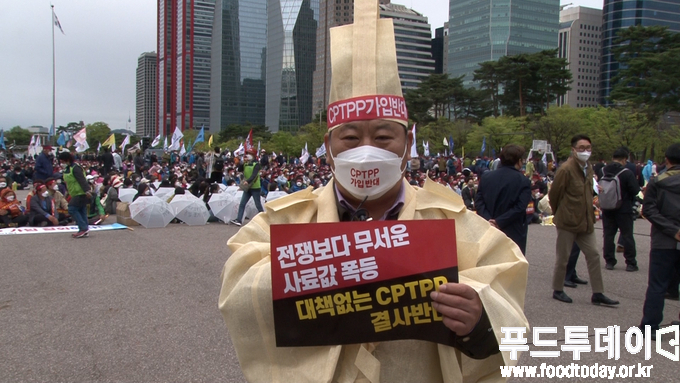 <strong>김삼주 전국한우협회장이 푸드투데이와 인터뷰하고 있다.</strong>