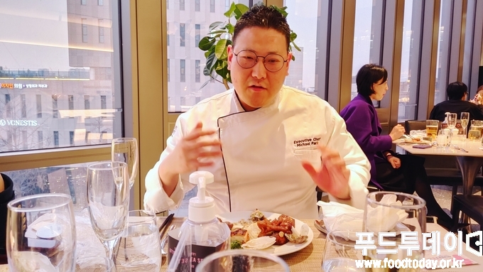 박영진 헤드셰프가 푸드투데이와 인터뷰하고 있다.